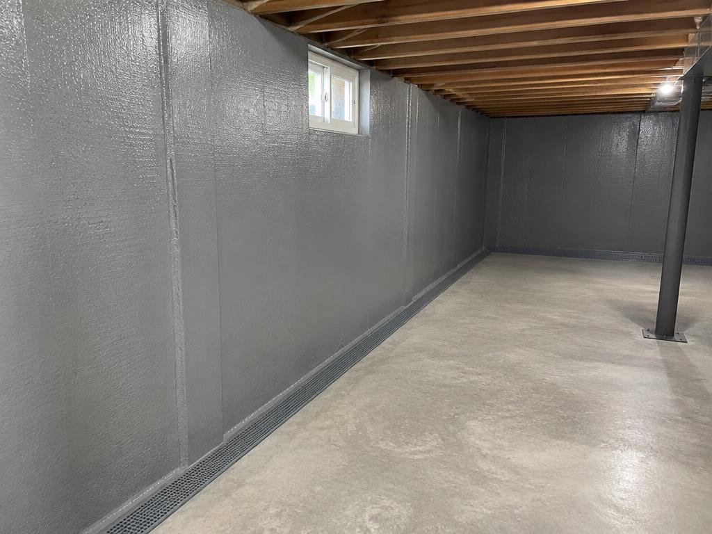 Sealed dry basement wall with drainage channel